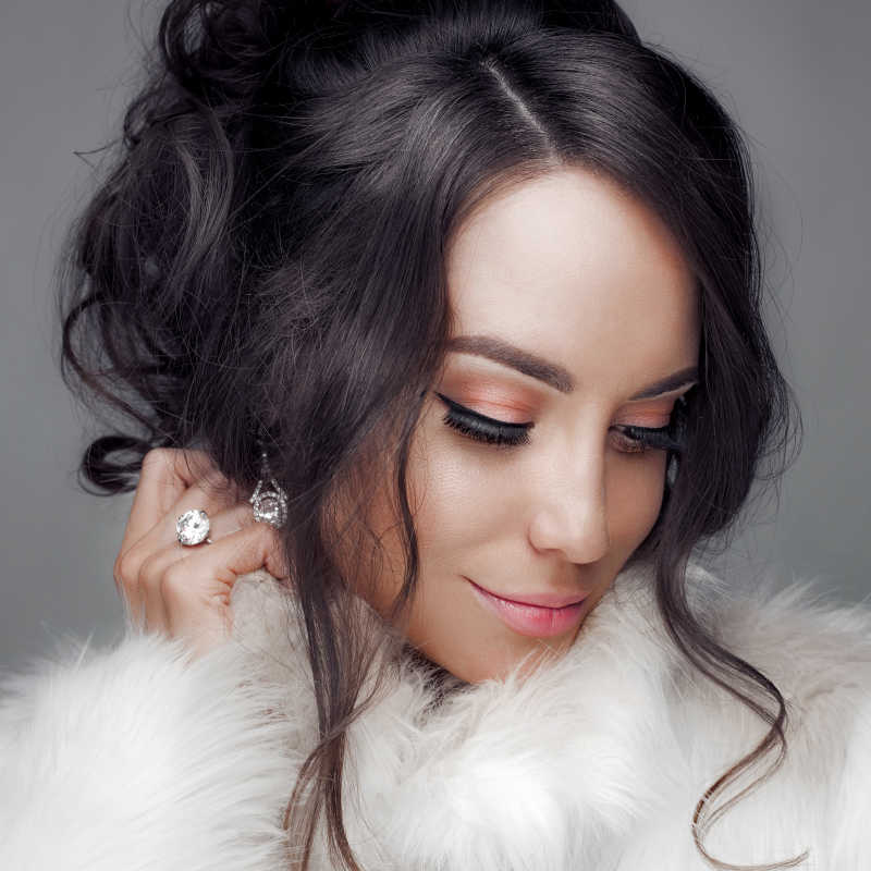 一个穿着白色毛皮外套的美女